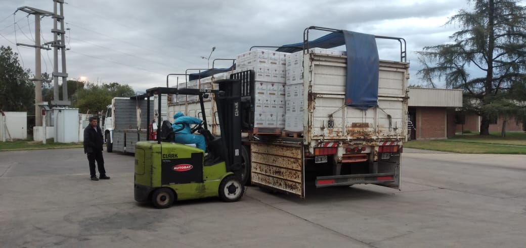 Camión Charanguito realizando entrega en destino